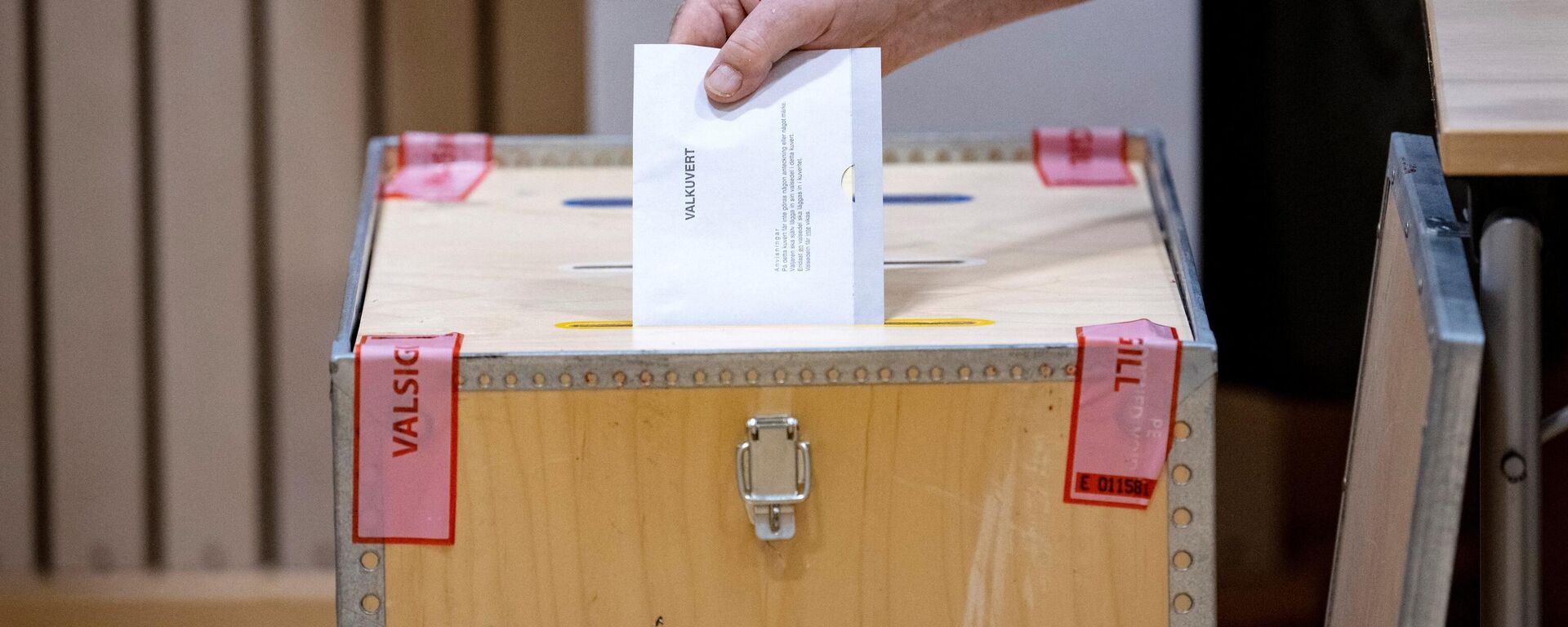 A voter casts his ballot at a polling station during Sweden's general elections in Malmo on September 11, 2022 - Sputnik International, 1920, 12.09.2022