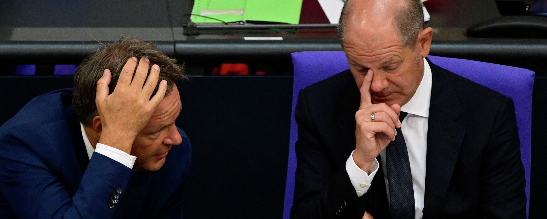 German Minister of Economics and Climate Protection Robert Habeck (L) and German Chancellor Olaf Scholz talk during a debate on the federal budget 2023 at the Bundestag, the German lower house of Parliament, on September 6, 2022 in Berlin. (Photo by John MACDOUGALL / AFP) - Sputnik International, 1920, 11.09.2022