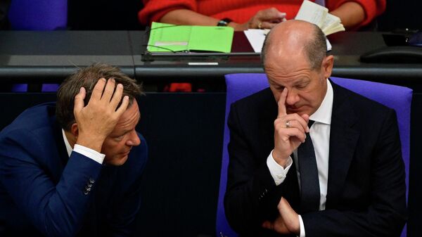 German Minister of Economics and Climate Protection Robert Habeck (L) and German Chancellor Olaf Scholz talk during a debate on the federal budget 2023 at the Bundestag, the German lower house of Parliament, on September 6, 2022 in Berlin. (Photo by John MACDOUGALL / AFP) - Sputnik International