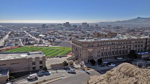 El Paso High School and downtown El Paso, Texas, and Juarez beyond, view from Tom Lea Upper Park - Sputnik International