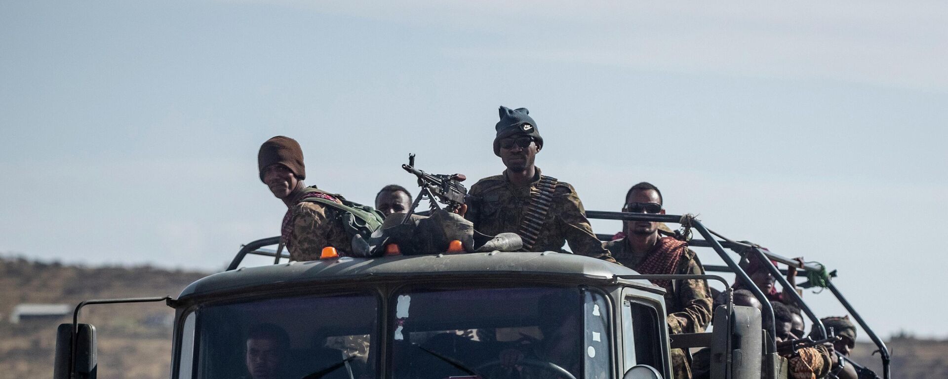 Ethiopian government soldiers ride in the back of a truck on a road near Agula, north of Mekele, in the Tigray region of northern Ethiopia on May 8, 2021. - Sputnik International, 1920, 12.09.2022