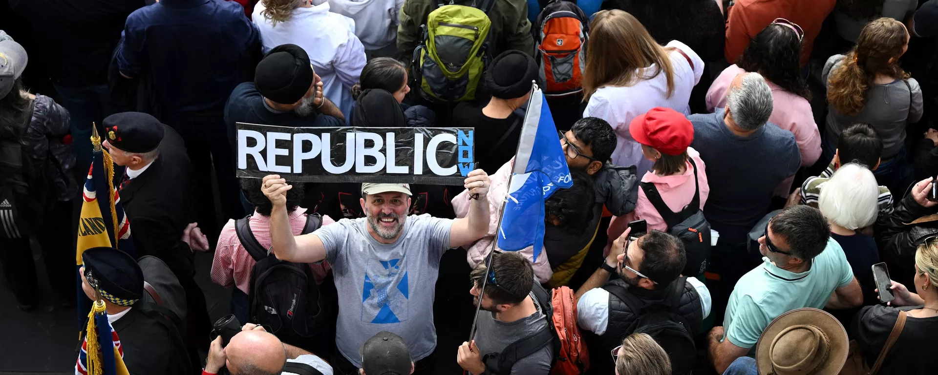 A member of the public holding a placard reading Republic stands outside the St Giles' Cathedral in Edinburgh on September 11, 2022, ahead of the ceremony of the proclamation of Britain's King Charles III - Sputnik International, 1920, 12.09.2022