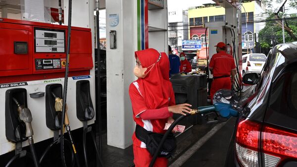 Employees work at a gas station in Tangerang on March 1, 2022 - Sputnik International
