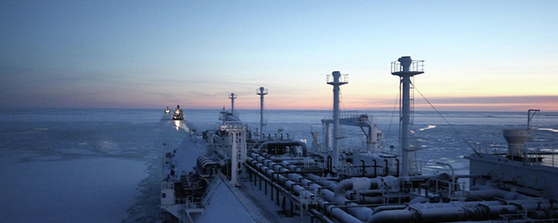 A handout photo provided by Russian gas giant Gazprom press service and taken on November 15, 2012, shows the Ob River tanker able to carry liquified natural gas (LNG) sailing somewhere in the undisclosed location in the Arctic - Sputnik International, 1920, 12.09.2022