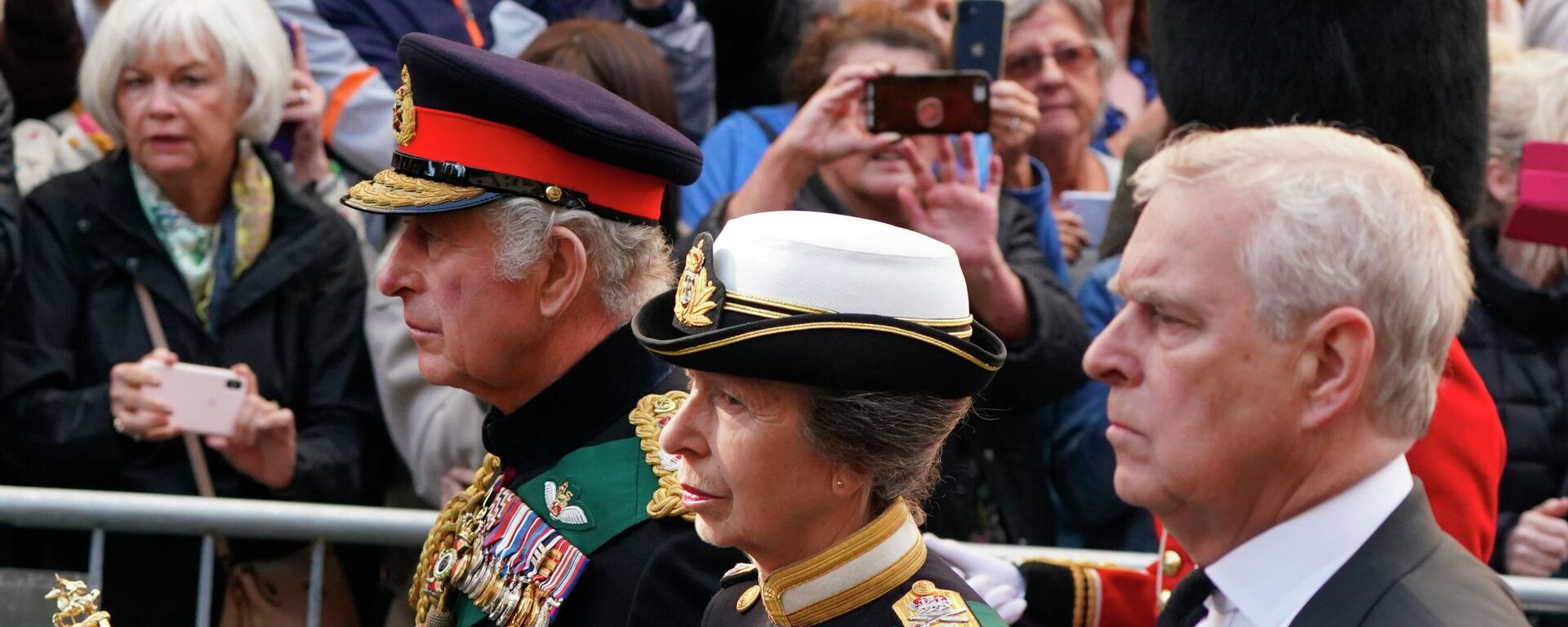 King Charles III, Princess Anne and Prince Andrew join the procession of Queen Elizabeth II's coffin from the Palace of Holyroodhouse to St Giles' Cathedral in Edinburgh - Sputnik International, 1920, 12.09.2022