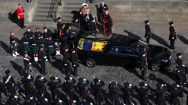 The coffin of Britain's late Queen Elizabeth II, draped with the Royal Standard of Scotland, arrives at St Giles' Cathedral in Edinburgh, on September 12, 2022.  - Sputnik International