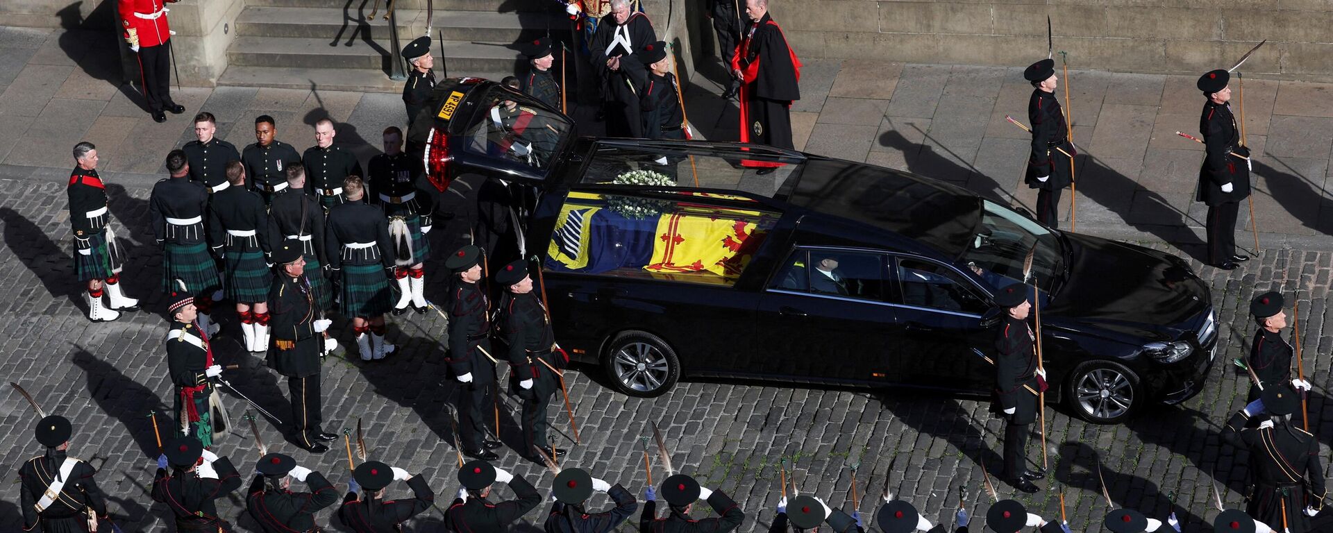 The coffin of Britain's late Queen Elizabeth II, draped with the Royal Standard of Scotland, arrives at St Giles' Cathedral in Edinburgh, on September 12, 2022.  - Sputnik International, 1920, 12.09.2022