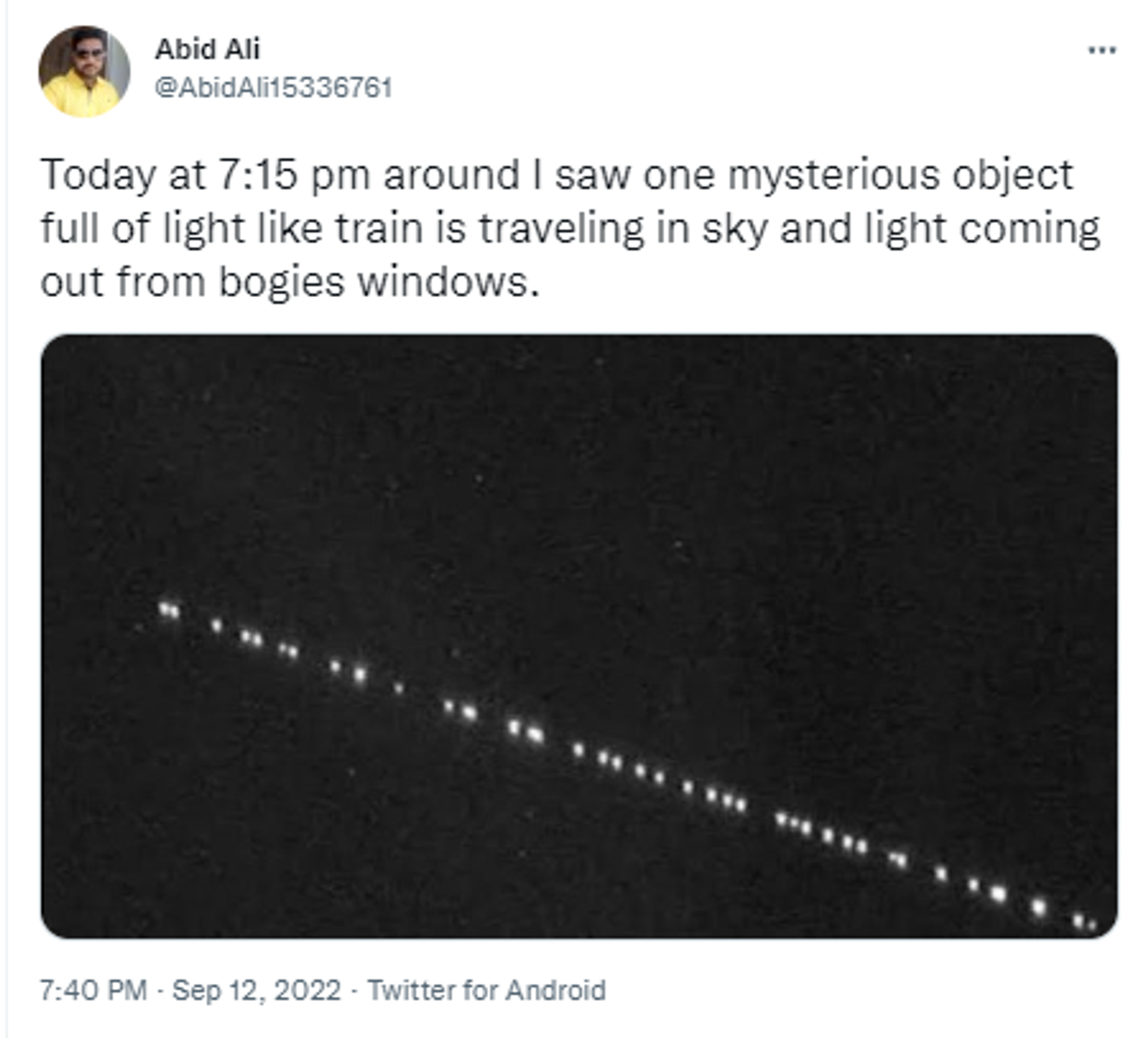 Netizens share visuals of mysterious white dotted line of lights spotted in the night sky over India's Uttar Pradesh state  - Sputnik International, 1920, 13.09.2022