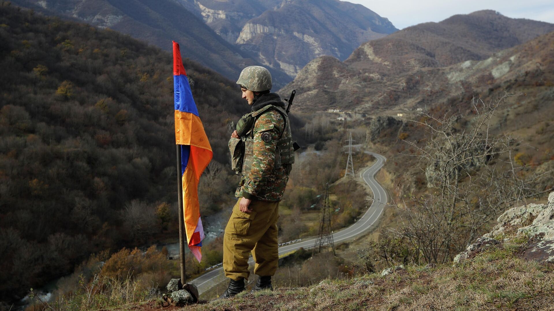 FILE - In this Wednesday, Nov. 25, 2020 file photo, An ethnic Armenian soldier stands guard next to Nagorno-Karabakh's flag atop of the hill near Charektar , Nov. 25, 2020 - Sputnik International, 1920, 28.10.2022