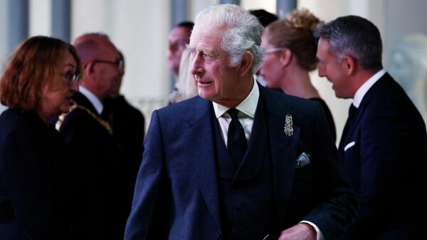 Britain's King Charles III (C) visits the Scottish Parliament Building, where he will receive a Motion of Condolence, in Edinburgh on September 12, 2022 - Sputnik International
