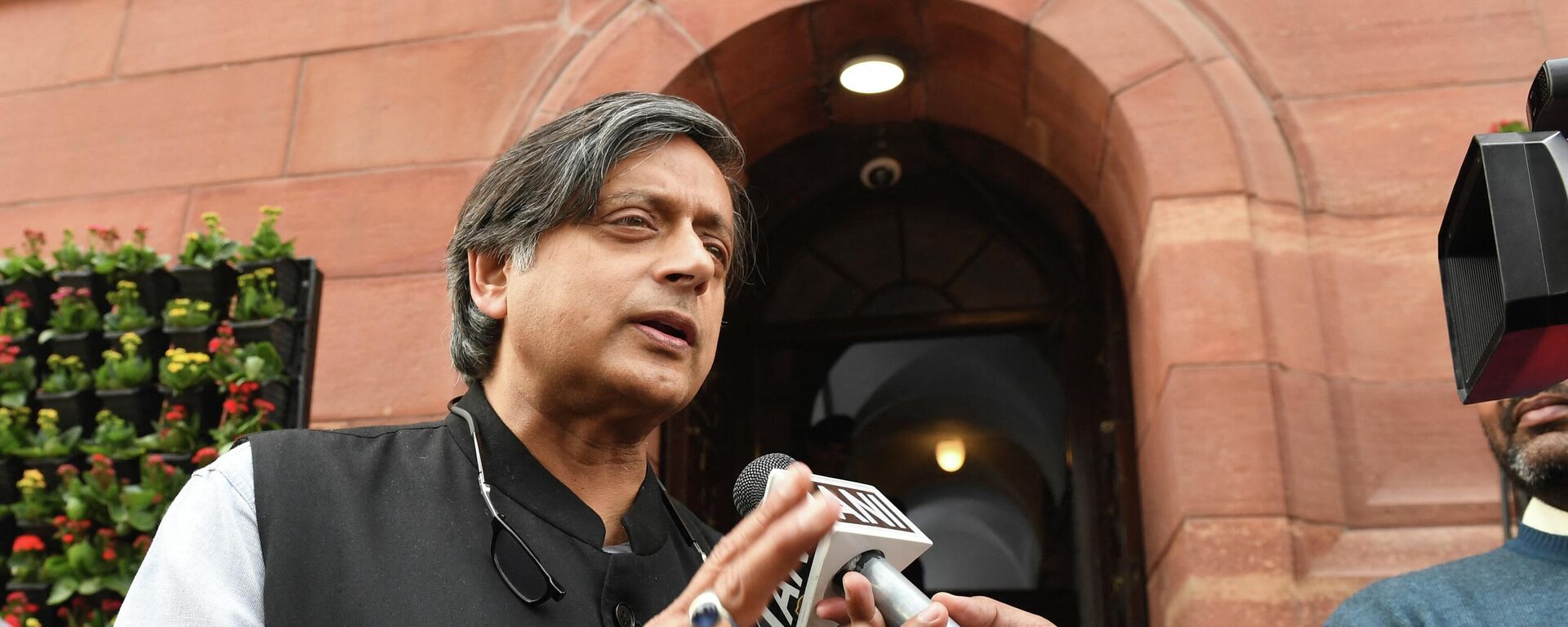 Indian Congress party leader Shashi Tharoor gestures as he talks to a media representative on the first day of the winter session of the parliament in New Delhi on December 11, 2018 - Sputnik International, 1920, 13.09.2022