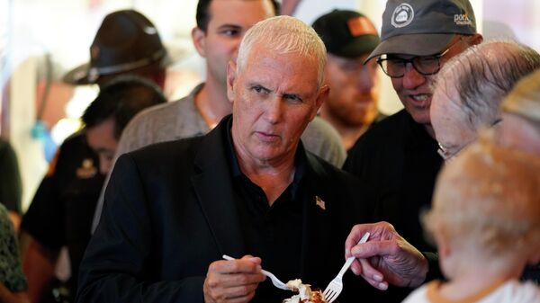 Former Vice President Mike Pence eats a pork picnic in a cup in the Iowa Pork Producers tent during a visit to the Iowa State Fair, Friday, Aug. 19, 2022, in Des Moines, Iowa - Sputnik International