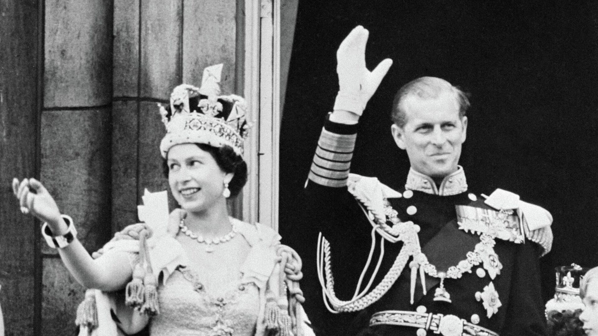 Queen Elizabeth II of Great Britain (L) accompanied by her husband Prince Philip, Duke of Edinburgh (R) waves to the crowd, on June 2, 1953 in London after being crowned at Westminter Abbey. - Sputnik International, 1920, 13.09.2022