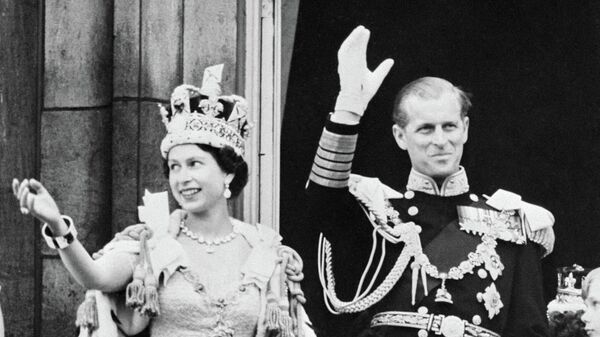 Queen Elizabeth II of Great Britain (L) accompanied by her husband Prince Philip, Duke of Edinburgh (R) waves to the crowd, on June 2, 1953 in London after being crowned at Westminter Abbey. - Sputnik International