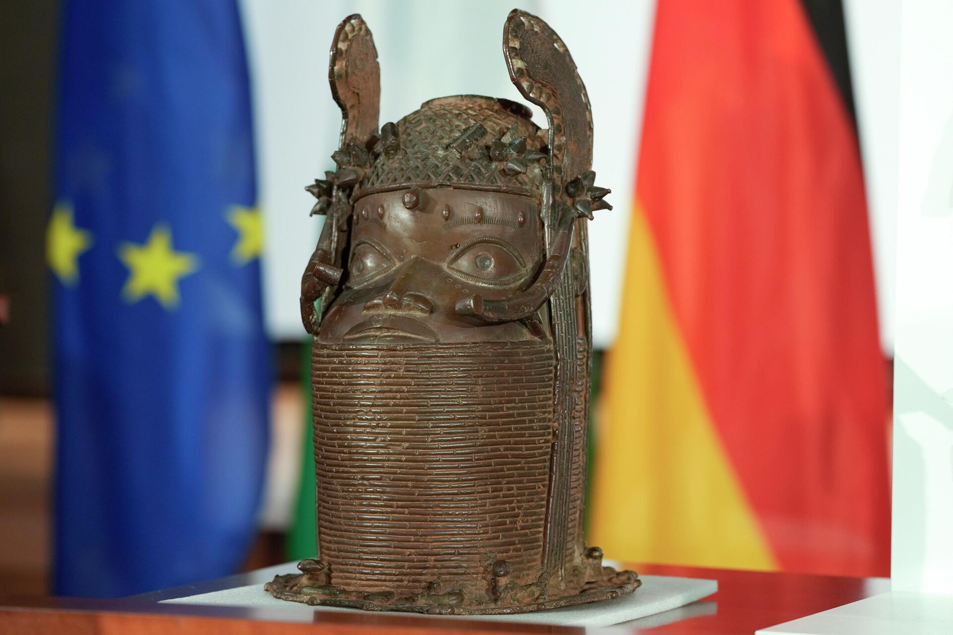 A Benin Bronze sculpture is presented at the German Foreign Ministry prior to the signing ceremony of a joint declaration between Germany and Nigeria in Berlin, Germany, Friday, July 1, 2022. - Sputnik International, 1920, 13.09.2022