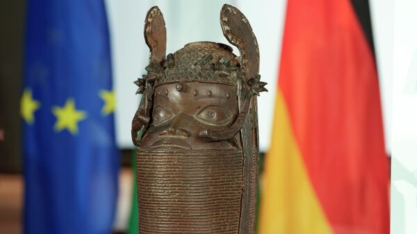 A Benin Bronze sculpture is presented at the German Foreign Ministry prior to the signing ceremony of a joint declaration between Germany and Nigeria in Berlin, Germany, Friday, July 1, 2022. - Sputnik International