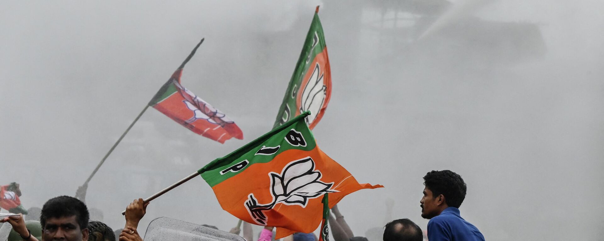 Police use a water cannon to disperse Bharatiya Janata Party (BJP) activists marching towards the state secretariat during a protest against West Bengal's government in Kolkata on September 13, 2022.  - Sputnik International, 1920, 13.09.2022