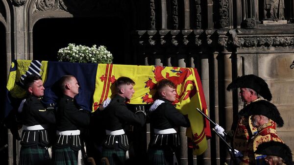 The coffin of Queen Elizabeth II is carried from St Giles' Cathedral in Edinburgh on September 13, 2022, before travelling to the airport to be flown to London and taken to Buckingham Palace. - Sputnik International