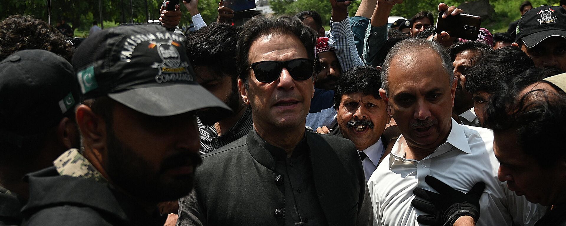 Former Pakistani prime minister Imran Khan (C) arrives to appear before the Anti-Terrorism Court in Islamabad on September 1, 2022. - Sputnik International, 1920, 08.10.2022