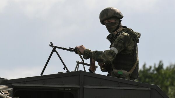 Russian soldier near the checkpoint Vasilyevka on the border of the Zaporozhye  region - Sputnik International