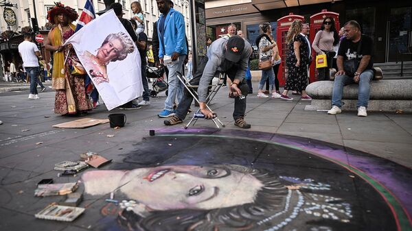An artist draws a portrait of Britain's Queen Elizabeth II on tiles with chalk at Trafalgar Square in London on September 11, 2022. - Sputnik International