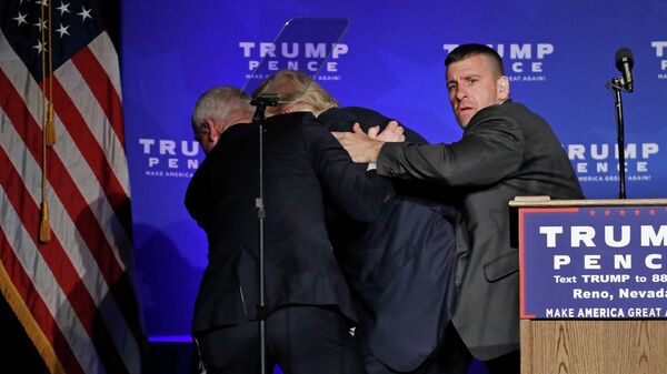 Secret Service agents rush Republican presidential candidate Donald Trump off the stage at a campaign rally in Reno, Nev., on Saturday, Nov. 5, 2016 - Sputnik International
