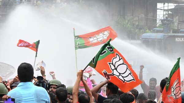 Police use a water cannon to disperse Bharatiya Janata Party (BJP) activists marching towards the state secretariat during a protest against West Bengal's government in Kolkata on September 13, 2022. - Sputnik International