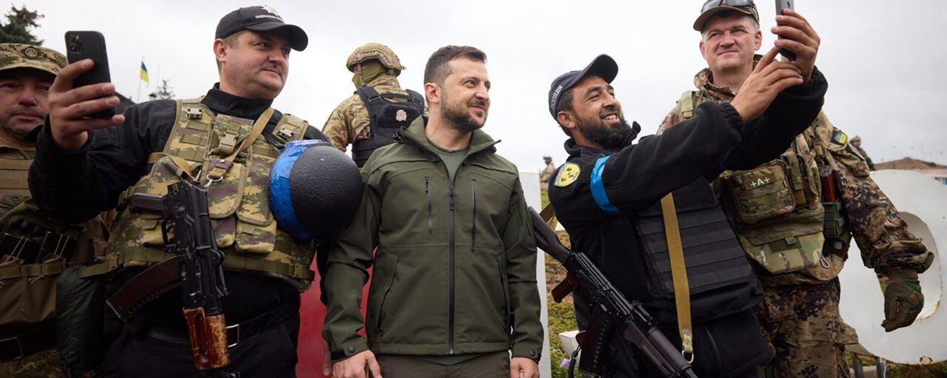 Ukrainian President Volodymyr Zelensky poses with soldiers, including a trooper wearing an SS-Totenkopf badge, during a visit to Kharkov region. - Sputnik International, 1920, 14.09.2022