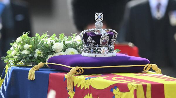 Гроб королевы Елизаветы II, украшенный Королевским штандартом и Императорской государственной короной, перевозится на лафете Королевской конной артиллерии из Букингемского дворца в Вестминстерский дворец в Лондоне - Sputnik International