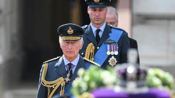 Король Великобритании Карл III и принц Уильям идут за гробом королевы Елизаветы II во время процессии из Букингемского дворца в Вестминстер-холл в Лондоне - Sputnik International