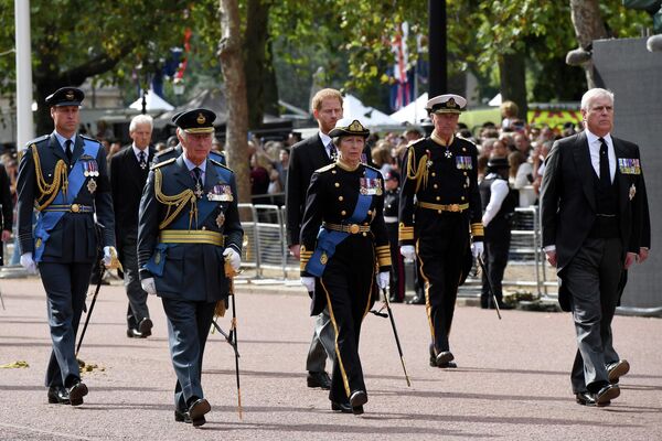 Британский принц Уильям, принц Гарри, вице-адмирал Тим Лоуренс, Британский король Карл III, принцесса Анна и принц Эндрю, герцог Йоркский, идут за гробом королевы Елизаветы II во время процессии из Букингемского дворца в Вестминстерский дворец - Sputnik International