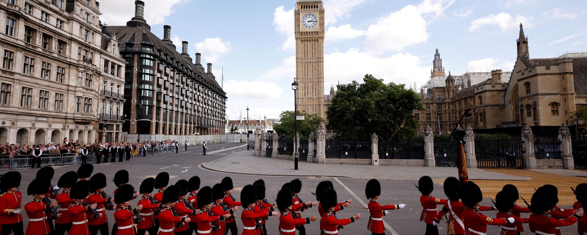 Гвардейцы маршируют на Парламентской площади в центре Лондона 14 сентября 2022 года перед торжественным шествием гроба королевы Елизаветы II из Букингемского дворца в Вестминстер-холл - Sputnik International, 1920, 15.09.2022