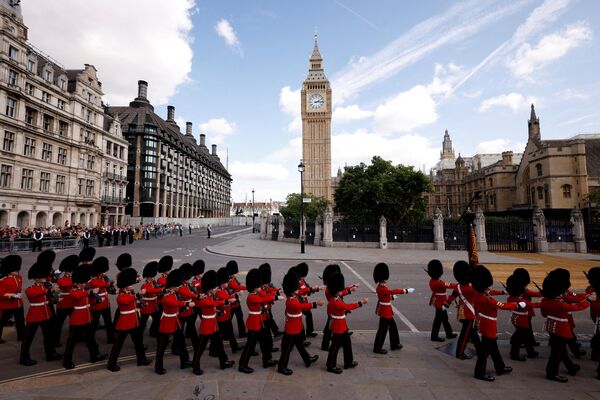Guardsmen march at Parliament Square in central London on September 14, 2022, ahead of the ceremonial procession of the coffin of Queen Elizabeth II, from Buckingham Palace to Westminster Hall. - Queen Elizabeth II will lie in state in Westminster Hall inside the Palace of Westminster, from Wednesday until a few hours before her funeral on Monday, with huge queues expected to file past her coffin to pay their respects. - Sputnik International