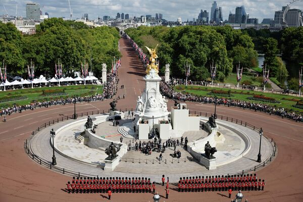Мемориал королевы Виктории перед процессией с гробом королевы Елизаветы II из Букингемского дворца в Вестминстер-холл, Лондон - Sputnik International