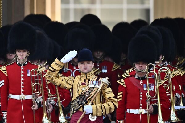 Оркестр гренадерской гвардии в Букингемском дворце в центре Лондона перед торжественным шествием гроба королевы Елизаветы II из Букингемского дворца в Вестминстер-холл - Sputnik International