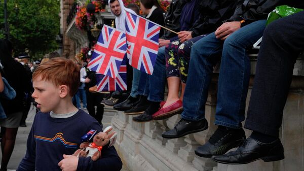 Люди собираются перед процессией гроба королевы Елизаветы II из Букингемского дворца в Вестминстер-хол - Sputnik International