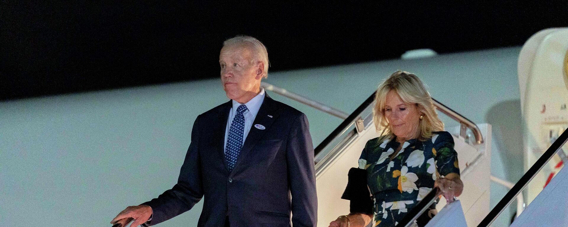 President Joe Biden and first lady Jill Biden arrive at Andrews Air Force Base, Md., Tuesday, Sept. 13, 2022, after voting in the Delaware primary. - Sputnik International, 1920, 30.06.2024