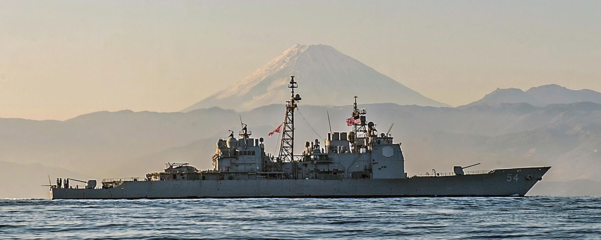Ticonderoga-class guided-missile cruiser USS Antietam (CG 54) is underway off the coast of Japan near Mt. Fuji - Sputnik International, 1920, 04.04.2024