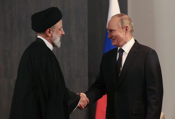 Russian President Vladimir Putin and his Iranian counterpart President Ebrahim Raisi at the SCO Summit in Samarkand, Thursday, September 15, 2022. - Sputnik International
