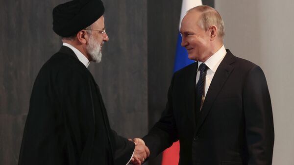 Russian President Vladimir Putin and his Iranian counterpart President Ebrahim Raisi at the SCO Summit in Samarkand, Thursday, September 15, 2022. - Sputnik International
