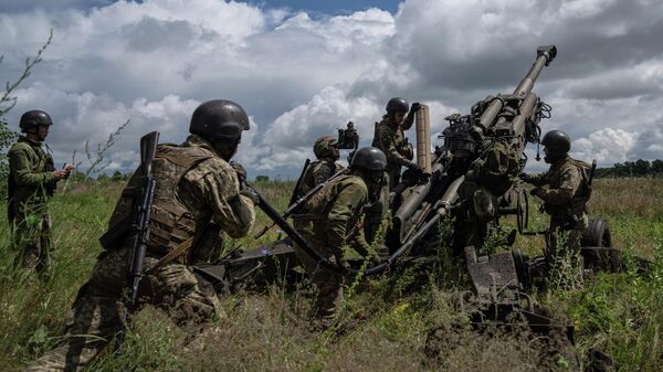 Ukrainian servicemen prepare to fire at Russian positions from a US-supplied M777 howitzer in Kharkiv region, Ukraine, July 14, 2022. - Sputnik International