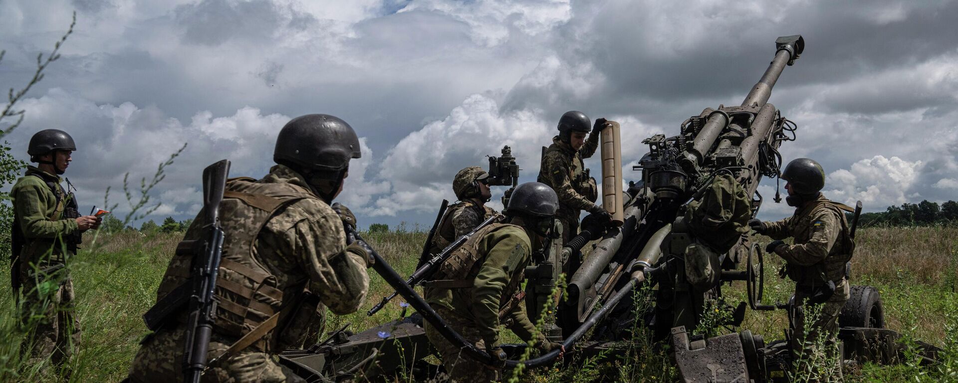 Ukrainian servicemen prepare to fire at Russian positions from a US-supplied M777 howitzer in Kharkiv region, Ukraine, July 14, 2022. - Sputnik International, 1920, 19.01.2023