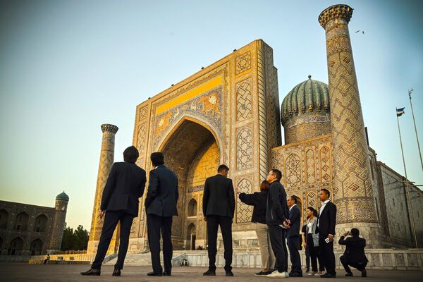 People stand in front of the Registan square in downtown Samarkand on September 13, 2022. - A regional summit this week where Russian President Vladimir Putin will meet China&#x27;s Xi Jinping and other Asian leaders will showcase an &quot;alternative&quot; to the Western world, the Kremlin said on September 13, 2022. Putin and Xi will be joined by the leaders of India, Pakistan, Turkey, Iran and several other countries for the summit of the Shanghai Cooperation Organisation (SCO) in the Uzbek city of Samarkand on 16-17 September 2022. - Sputnik International