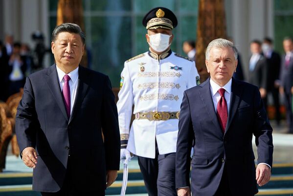 In this image provided by the press service of the president of Uzbekistan, Uzbekistan&#x27;s President Shavkat Mirziyoyev, right, and China&#x27;s President Xi Jinping walk during a meeting ahead of the Shanghai Cooperation Organization (SCO) summit in Samarkand, Uzbekistan, Thursday, Sept. 15, 2022. - Sputnik International