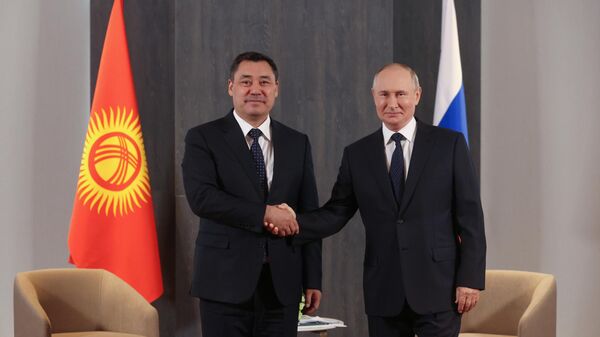 Russian President Vladimir Putin and Kyrgyz President Sadyr Japarov meet on the margins of the SCO summit in Samarkand - Sputnik International
