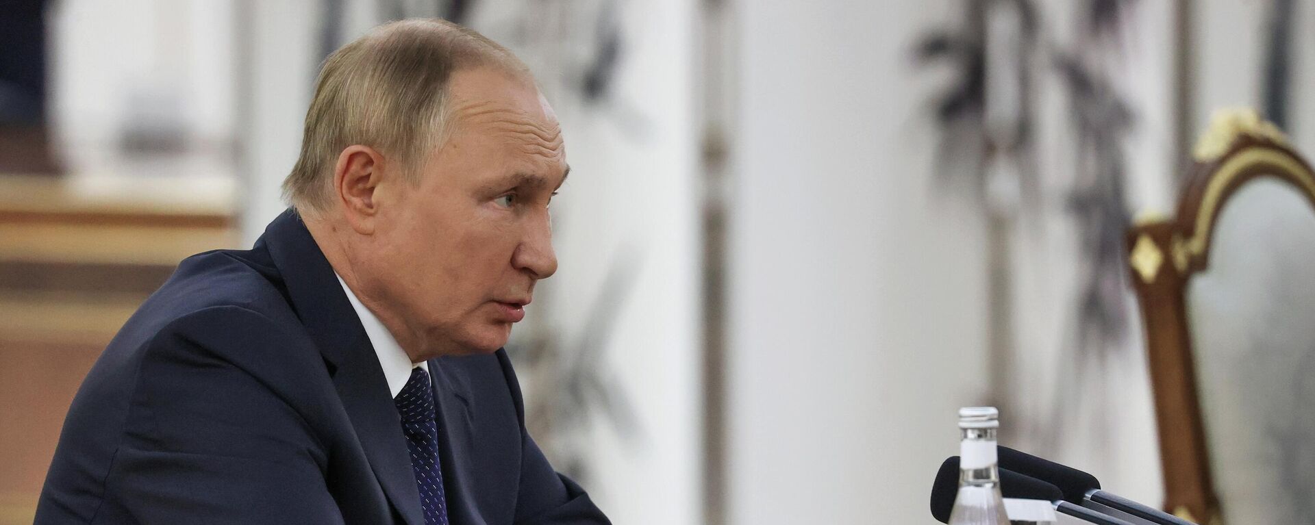 Russian President Vladimir Putin talks to Chinese President Xi Jinping during a meeting on the sidelines of the 22nd Shanghai Cooperation Organization Heads of State Council (SCO-HSC) Summit, in Samarkand, Uzbekistan - Sputnik International, 1920, 30.12.2022