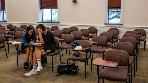 HOUSTON, TEXAS - AUGUST 29: Two students study in a classroom at Rice University on August 29, 2022 in Houston, Texas - Sputnik International