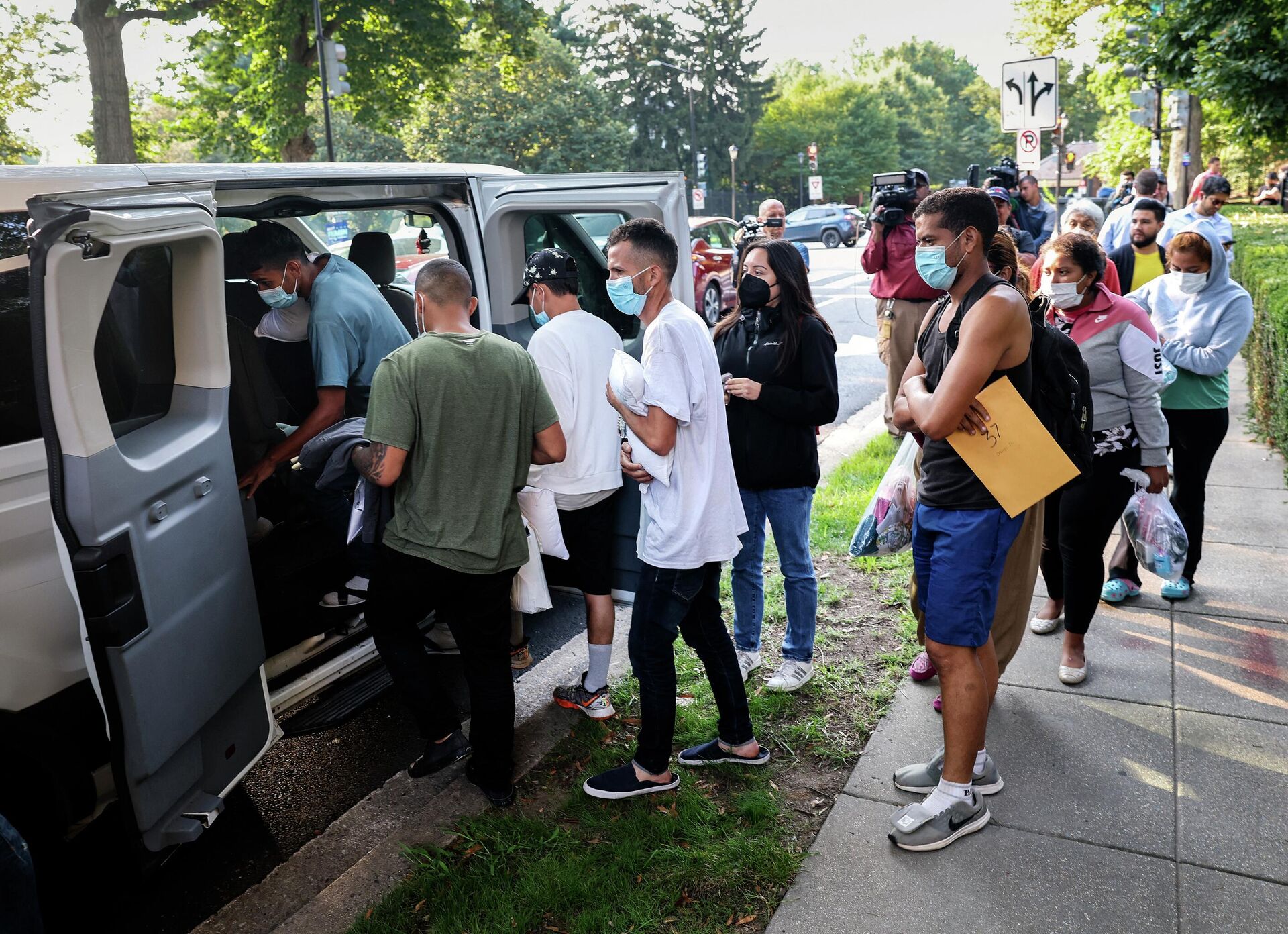 WASHINGTON, DC - SEPTEMBER 15: Migrants from Central and South America load into vans near the residence of US Vice President Kamala Harris after being dropped off on September 15, 2022 in Washington, DC.  - Sputnik International, 1920, 16.09.2022