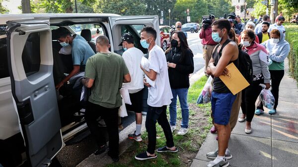 WASHINGTON, DC - SEPTEMBER 15: Migrants from Central and South America load into vans near the residence of US Vice President Kamala Harris after being dropped off on September 15, 2022 in Washington, DC.  - Sputnik International