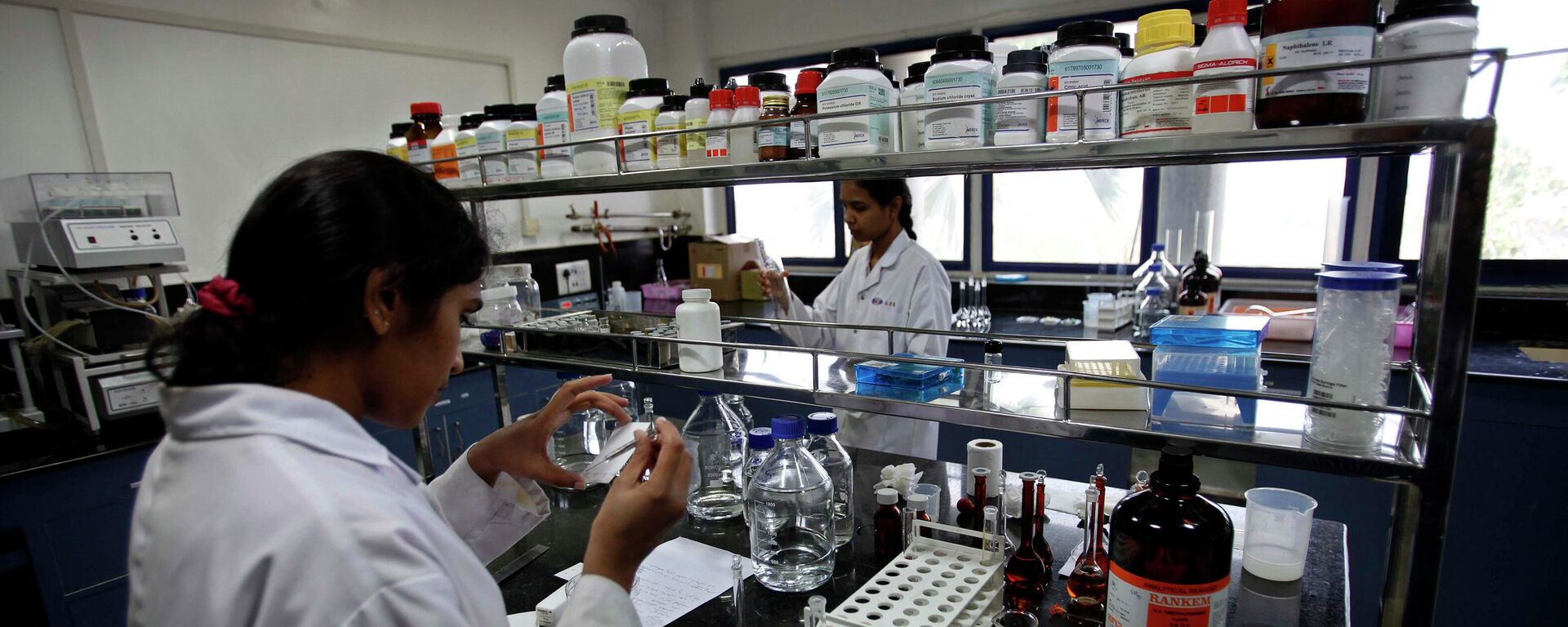 In this March 13, 2012 file photo, Indian scientists work inside a laboratory of the Research and Development Centre of Natco Pharma Ltd. in Hyderabad, India. - Sputnik International, 1920, 15.09.2022
